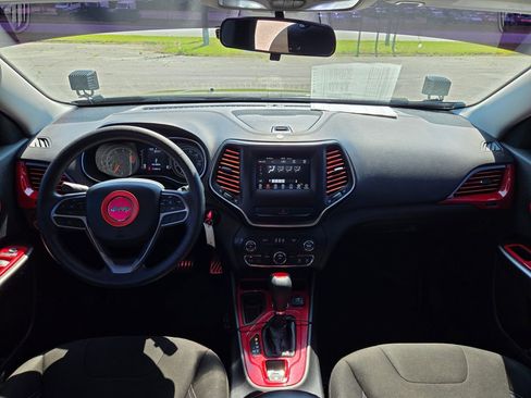 Used 2019 Jeep Cherokee Latitude w/ Popular Appearance Group FWD image 2