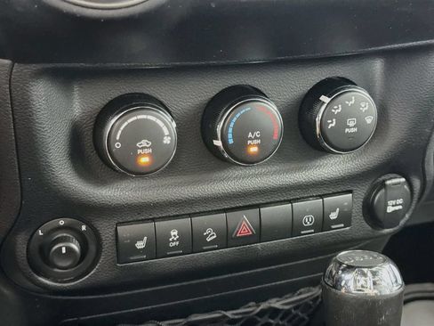 Used 2017 Jeep Wrangler Unlimited Sahara w/ Connectivity Group AWD/4WD image 16