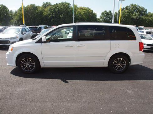 Used 2017 Dodge Grand Caravan SXT FWD image 3