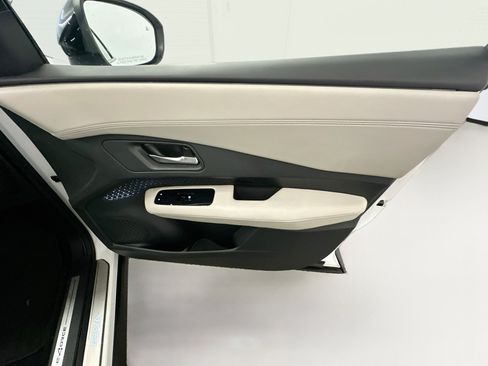 Used 2023 Nissan Ariya AWD image 32