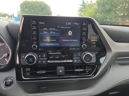 Used 2022 Toyota Highlander XLE AWD/4WD image 17