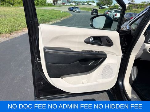 Used 2023 Chrysler Pacifica Touring-L FWD image 12