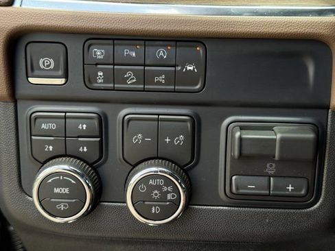 Used 2026 Chevrolet Suburban High Country AWD/4WD image 23