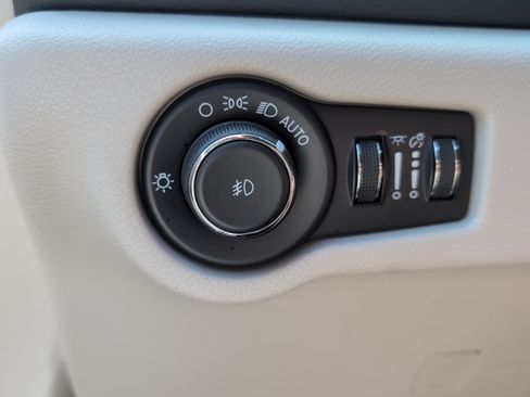 Used 2023 Chrysler Pacifica Touring-L FWD image 34
