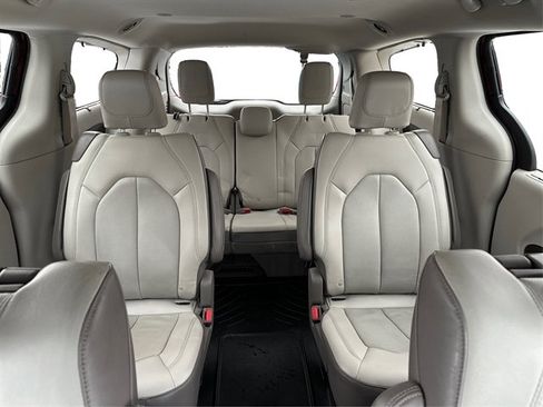 Used 2018 Chrysler Pacifica Touring-L Plus image 23