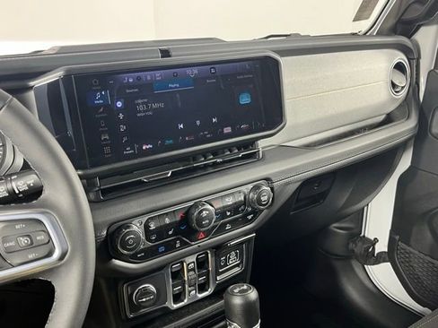 Used 2025 Jeep Wrangler Unlimited Sahara image 18