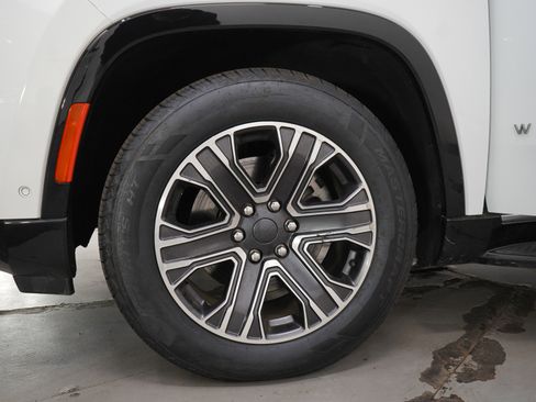 Used 2024 Jeep Wagoneer L Series II w/ Flexible Seating Group AWD/4WD image 33