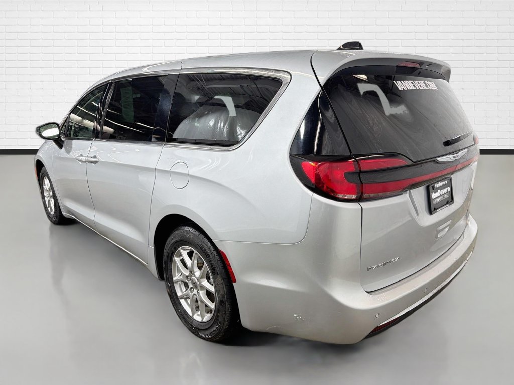 Used 2024 Chrysler Pacifica Touring-L FWD image 7