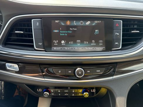 Used 2018 Buick Enclave Premium w/ Experience Buick Package FWD image 22