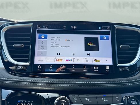 Used 2024 Chrysler Pacifica Premium FWD image 18