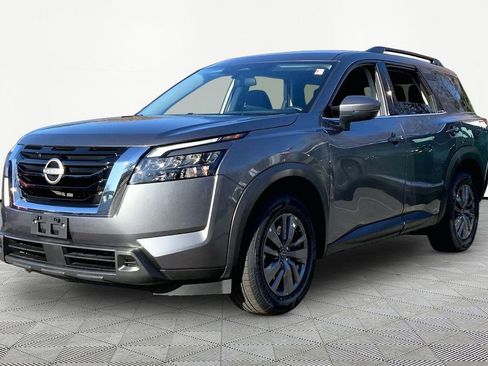 Used 2024 Nissan Pathfinder SV image 3
