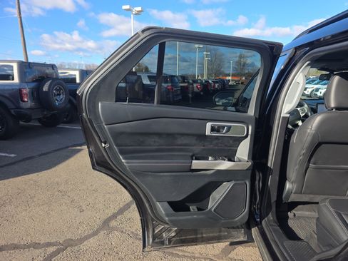 Certified 2022 Ford Explorer XLT w/ Equipment Group 202A image 19