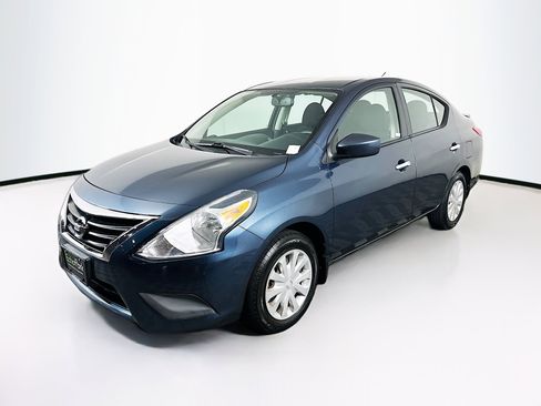 Used 2015 Nissan Versa SV image 3