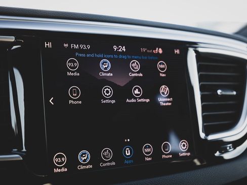 Used 2020 Chrysler Pacifica Touring-L Plus w/ S Appearance Package image 9