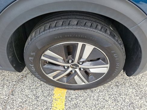 Used 2022 Kia Niro LXS image 9