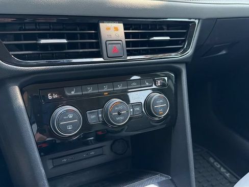 Certified 2024 Volkswagen Taos SE FWD image 18