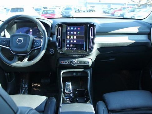 Used 2025 Volvo XC40 B5 Plus image 17