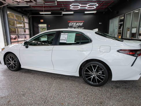 Used 2024 Toyota Camry SE image 2