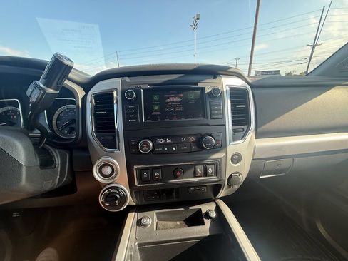 Used 2019 Nissan Titan PRO-4X w/ Pro-4x Convenience Package AWD/4WD image 15