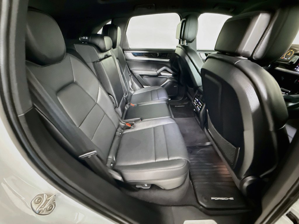 Used 2024 Porsche Cayenne AWD/4WD image 29