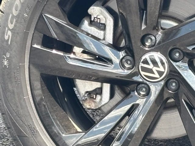 Used 2023 Volkswagen Tiguan SE R-Line AWD/4WD image 7