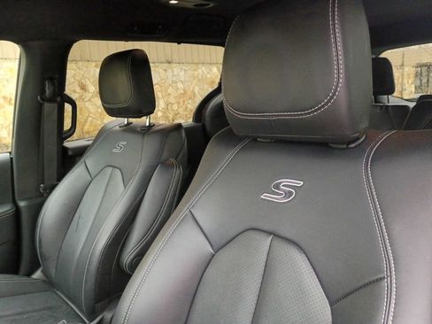 Used 2024 Chrysler Pacifica Touring-L w/ S Appearance Package image 16