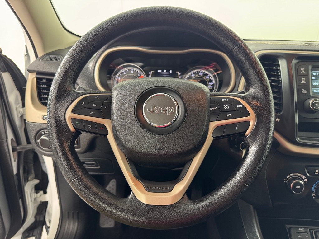 Used 2016 Jeep Cherokee Sport FWD image 14