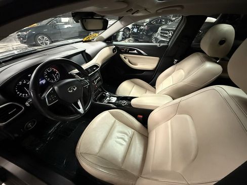 Used 2019 INFINITI QX30 w/ Cargo Package FWD image 7