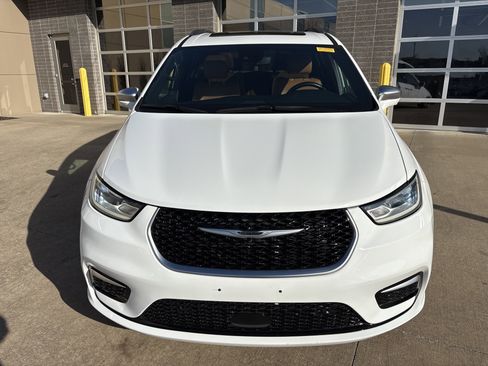 Used 2021 Chrysler Pacifica Pinnacle image 3