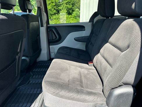 Used 2018 Dodge Grand Caravan SE FWD image 19