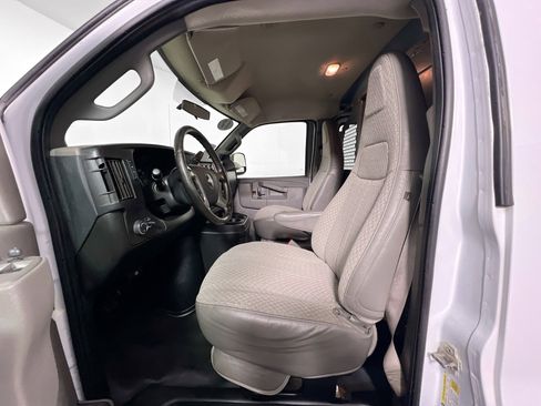 Used 2017 Chevrolet Express 3500 Extended image 7