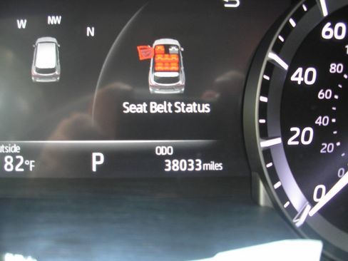 Used 2023 Toyota Highlander LE FWD image 6