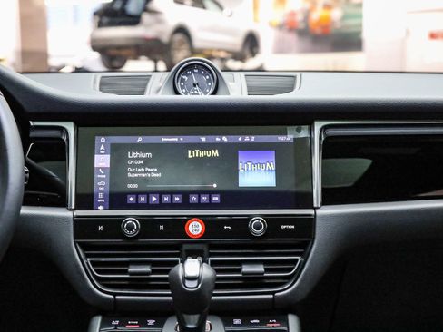 Certified 2025 Porsche Macan image 18