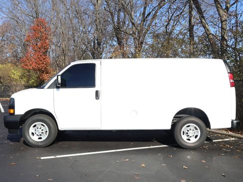 Used 2022 Chevrolet Express 3500 w/ Driver Convenience Package image 4