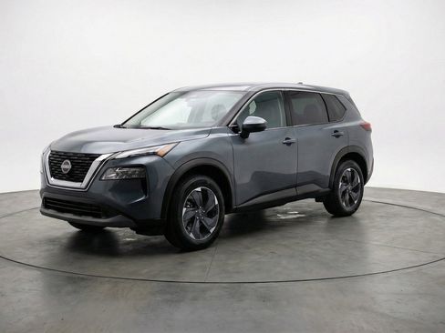 Used 2025 Nissan Rogue SV image 3