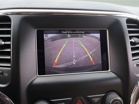 Used 2019 Jeep Grand Cherokee Laredo image 25