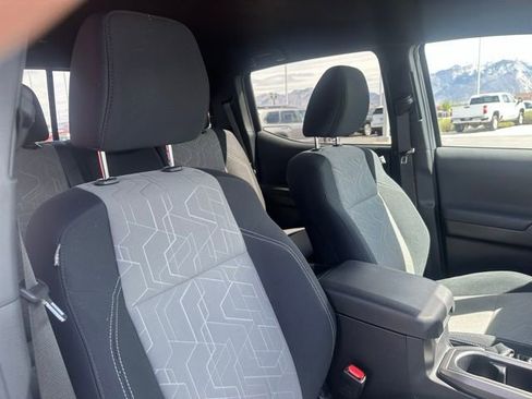 Used 2023 Toyota Tacoma TRD Off-Road w/ Technology Package AWD/4WD image 18
