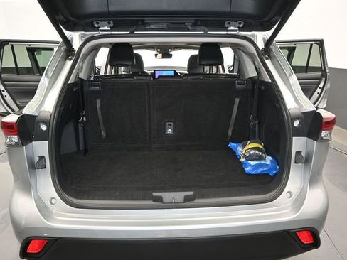 Used 2025 Toyota Highlander XLE image 15