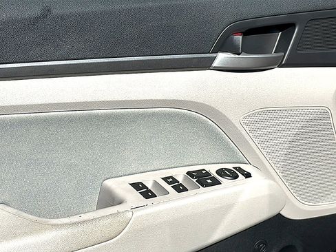 Used 2018 Hyundai Elantra SEL image 16