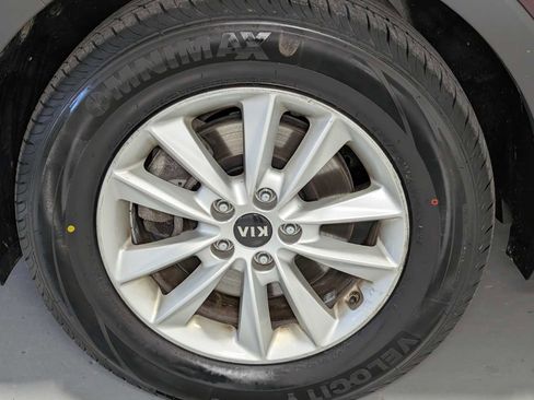 Used 2019 Kia Sorento LX image 3