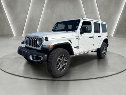 Used 2025 Jeep Wrangler Unlimited Sahara AWD/4WD image 3