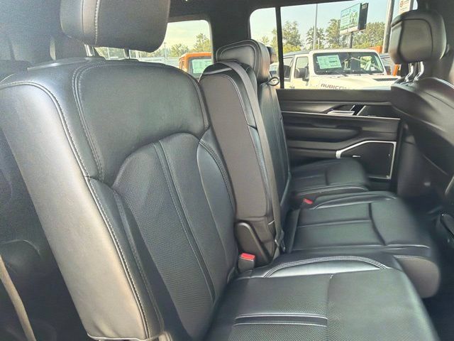 Used 2024 Jeep Wagoneer L Series III w/ Flexible Seating Group AWD/4WD image 13