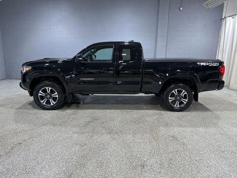 Used 2018 Toyota Tacoma TRD Sport image 6