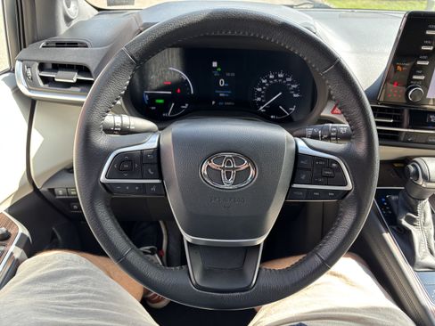 Used 2021 Toyota Sienna XLE w/ XLE Plus Package FWD image 19