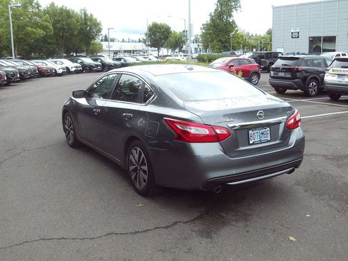 Used 2017 Nissan Altima 2.5 SV FWD image 3