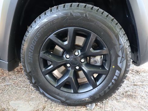 Used 2015 Jeep Cherokee Trailhawk w/ Trailer Tow Group AWD/4WD image 44