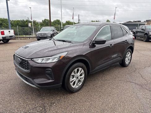 Used 2023 Ford Escape Active w/ Tech Pack #1 AWD/4WD image 3