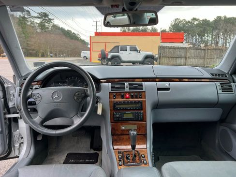 Used 2000 Mercedes-Benz E 320 Sedan image 18