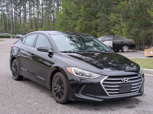 Used 2017 Hyundai Elantra SE image 3