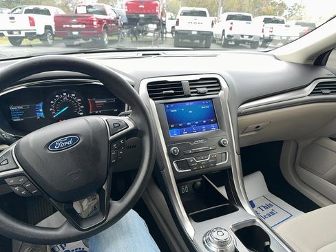 Used 2020 Ford Fusion SE image 15